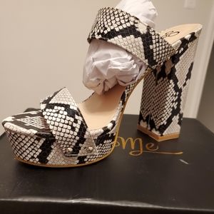 BRAND NEW Fall Snake skin block heel Sandal❤